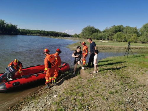 新疆一地区因河水上涨4人被困, 消防紧急营救