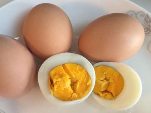 为什么白水煮鸡蛋会裂开，和鸡蛋本身新鲜度有关吗(水煮鸡蛋为什么总是爆裂)