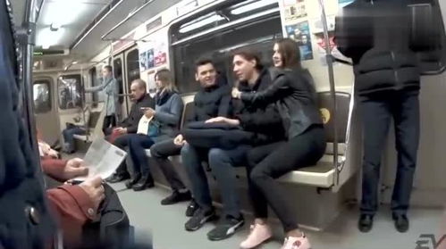 恶搞 地铁上姑娘找陌生男子拥抱,真后悔自己不在这辆车上 