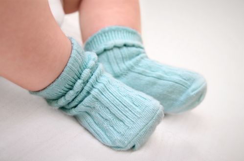 宝宝睡觉要不要穿袜子 很多家长弄错了