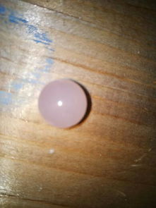 我有一颗粉色珠子都是用灯光一照就变成白色的了 有没有哪位高手帮我鉴定鉴定看 