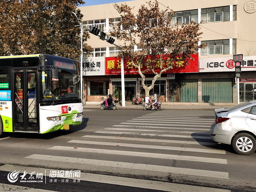 即墨永昌一公交车追尾银白色轿车 给过往车辆造成不便