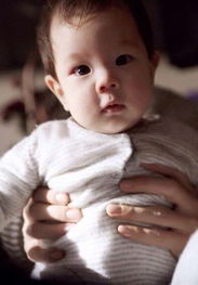 霍思燕晒儿子可爱照 称要与宝贝做连体婴 