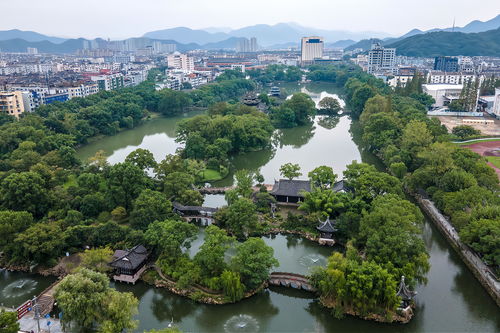 浙江杭州有西湖,台州临海有东湖,面积虽小景色却可媲美西湖