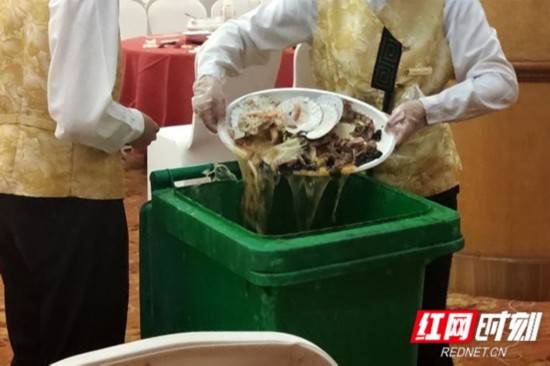 红网调查丨大型宴会成餐饮浪费 重灾区 主食和蔬菜浪费率近90