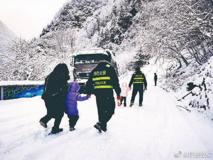 风雪中温暖的牵手 丹巴民警徒步营救被困雪山游客