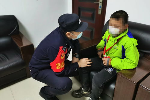 男孩赌气离家出走 民警驱车连夜送回