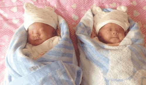 高龄孕妇二胎怀上四胞胎, 被迫减掉两胎, 孩子出生后喜获意外之喜
