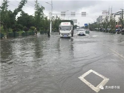 贵州安顺这段路下暴雨就被淹,有人就等捞车牌,一块赚百元