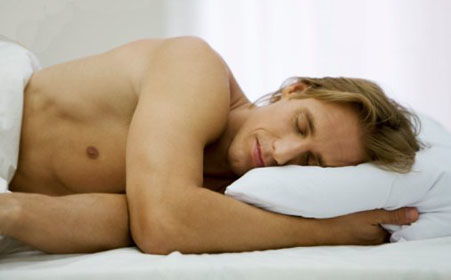 男人睡觉不穿内裤,可能会获得3个好处,2细节需注意