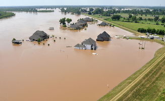 美国路易斯安那州遭洪水袭击 居民乘船出行 