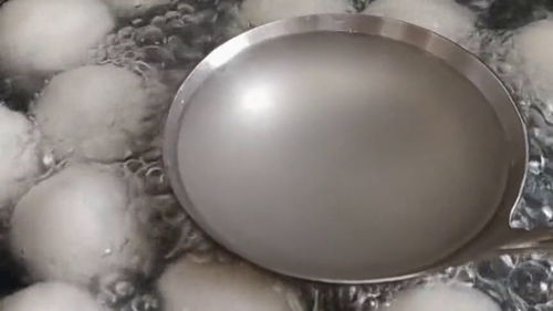 为什么锅里的水沸腾了,勺子里的水却慢慢变少了,什么物理原理 