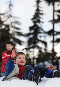 孩子们的冬奥会乐园 在雪中玩耍 
