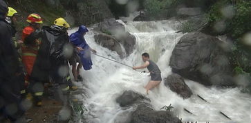 宁波一男子上山看台风被困水流 