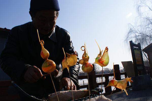 童年回忆杀 还记得胡同小巷里的吹糖人吗 