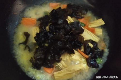 泡腐竹时,别直接用水泡 多加1物,30分钟就泡好,有嚼劲不夹生 食用 