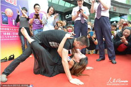 情侣挑战街头接吻大赛 冠军累倒在红毯上 图 
