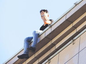 梦见朋友跳楼死了,男子梦见自己站在天台，醒来发现真在32层：“我不是真的要跳楼”