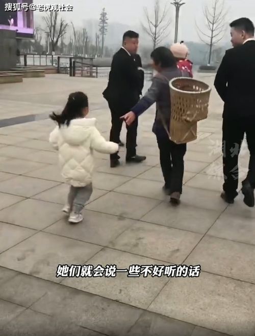 四川南充 一群老人追着新人讨红包,不给会骂不吉利的话,像抢劫一样太彪了