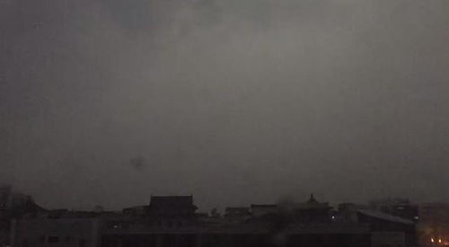 今晚的北京,疾风暴雨,电闪雷鸣