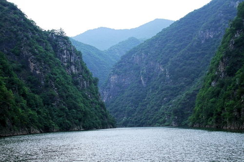 河南三门峡市有一个县,位于豫陕交界处,县城建在狭长的河谷中