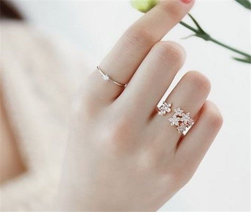 女生戒指戴在不同手指的意义 女生食指戴戒指能追吗