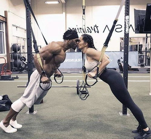健身夫妻身材完美,在健身房狂秀恩爱,这能认真训练吗