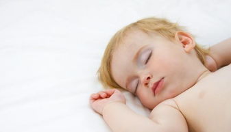 宝宝为何喜欢投降式睡觉 知道原因后,还把宝宝胳膊塞被窝里吗 