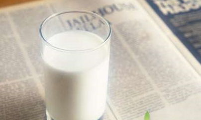 睡前什么时候喝牛奶？睡前多久喝牛奶