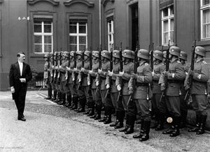 第三帝国独裁者希特勒罕见老照片 参加朋友婚礼 悼祭父母墓地