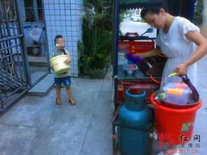 湖南 红豆饼母亲 带着自闭症儿子摆摊卖饼