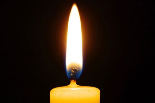 蜡烛在空气中和在氧气中燃烧现象分别是什么 