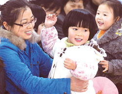 妈妈三八节日孩子制花环祝福妈妈快乐 