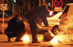 街头送 寒衣 市容添 寒意 