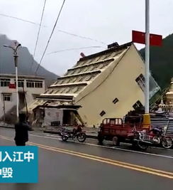 西藏一高楼被洪水冲垮 倒江中瞬间消失 