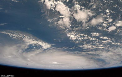 宇航员从国际空间站拍到 浣熊 台风眼 