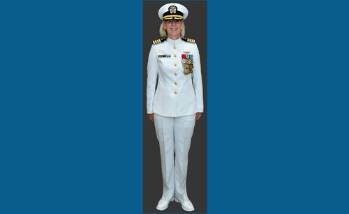详解美海军女军官的白色礼服,一套军装三种穿法,就看戴什么奖章