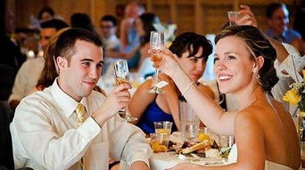 梦见在别人婚礼上喝酒是什么意思梦到在别人婚礼上喝酒好不好(梦见参加别人婚礼喝酒)