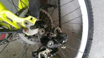 自行车后轮这是怎么了,请解答下还好修理吗 