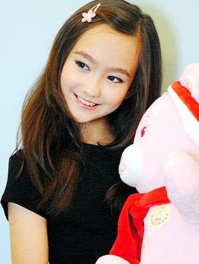 她是中美混血童星,11岁就演女一号,今17岁浓妆艳抹老10岁