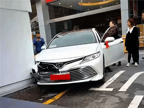 车主喜提新车,还没出4S店就撞了,保险公司 我们可不赔