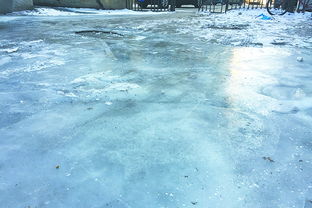 哈市道里区松林街8号 马葫芦返水百米人行道结冰