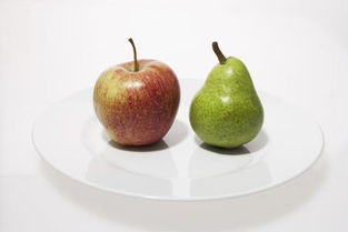 盘子里的苹果和梨怎么素描画