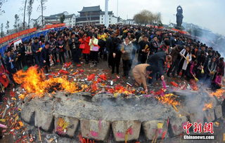 武汉数十万市民归元寺拜财神 场面火热挤爆棚 组图 
