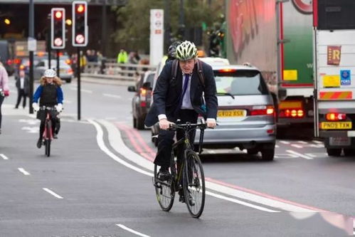 英国首相约翰逊亲民,喜欢骑自行车或步行上班,不怕有危险吗