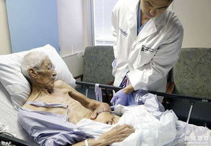 不可思议 医生竟把87岁老爷爷的手缝进肚子里 