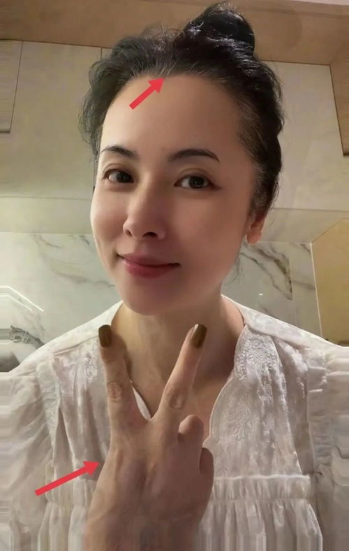 明明是同龄女星,却一个像妈一个像女儿,伊能静比萨日娜还大一岁