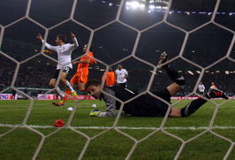 德国队3 0荷兰队 门将望球兴叹