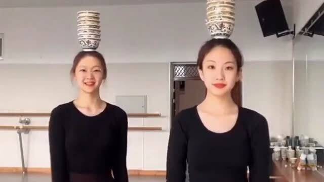 练蒙古舞的女孩子,为什么会那么稳,看到头上的碗后觉得她们值得 