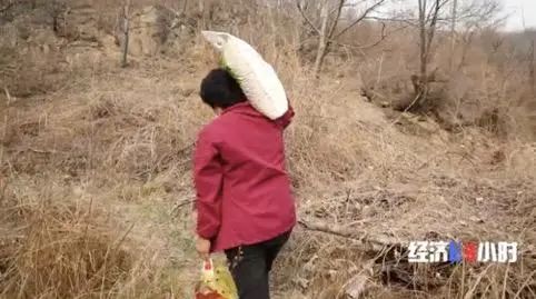 六十多岁的她,徒步五里山路 只为给村民送去几十斤粮食 